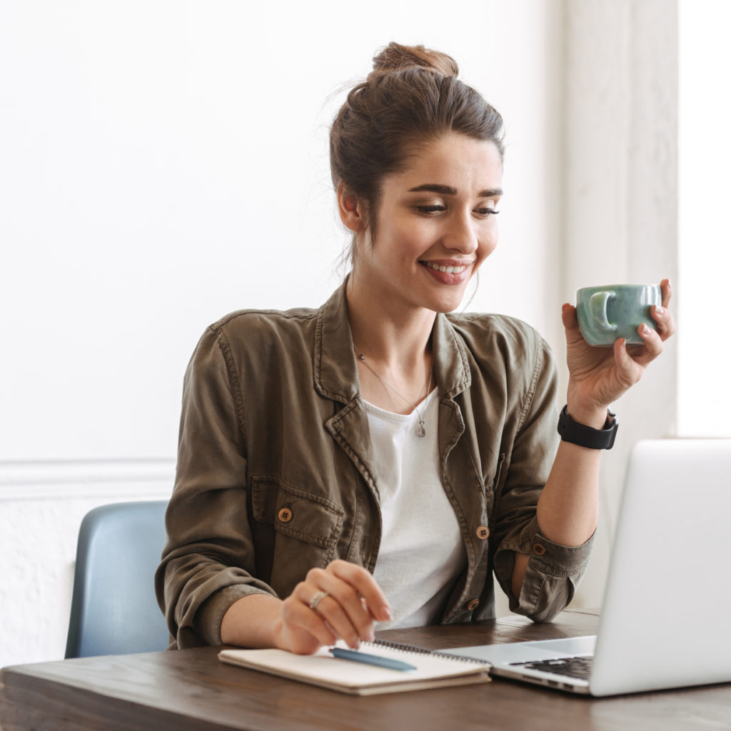 Mujer en sesión de psicología online